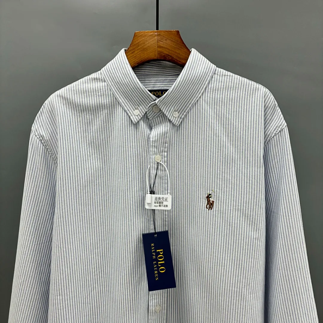 🅿️230 Ralph Lauren/Ralph Lauren imitation striped embroidered shirt. It is made of 100% cotton Oxford fabric. The 100% cotton material makes it very breathable. It is comfortable to wear and not easy to sweat. It has a loose fit and a three-dimensional upper body. The lines are smooth and natural. From the shoulder line to the waistline and then to the hem, the line transition is smooth. There are no unnecessary folds or accumulation. The whole body is neat and stretched. The chest is embellished with the iconic pony embroidery. It is simple but highly recognizable. The color transition of the embroidery thread is natural. The stitches are even and the spacing is uniform and the stitches can be connected naturally. The lines are smooth and not stiff. Color: Blue Size: S M L XL
